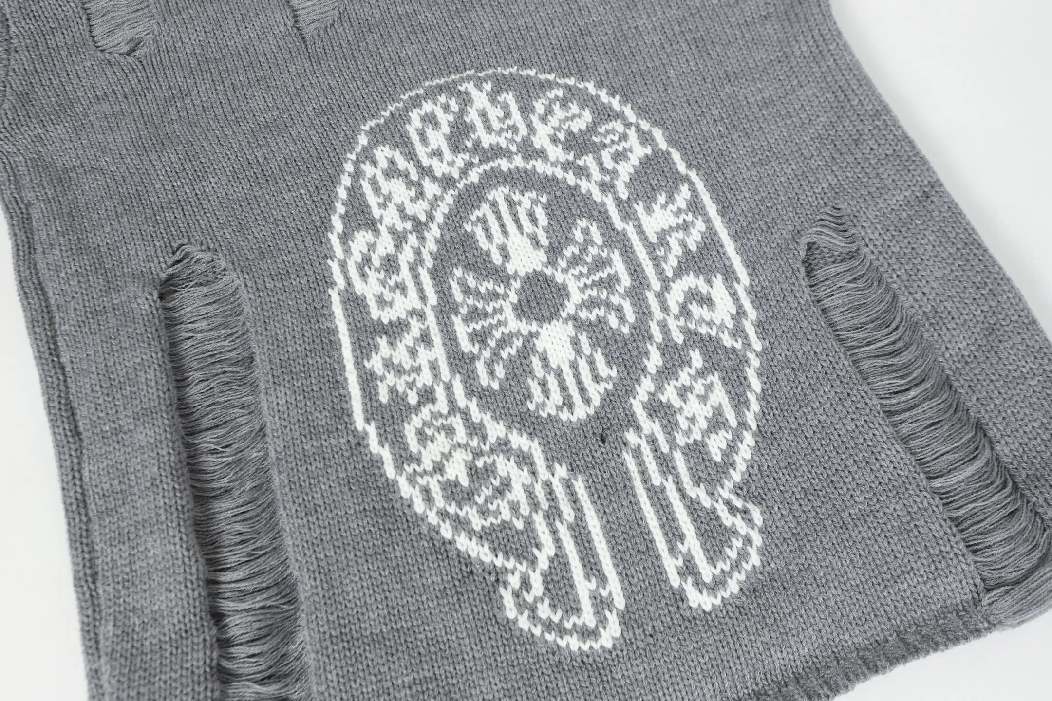 P260 #M901 Cross-border running quantity model, please do not place an order if you pursue quality - Chrome Hearts/Chrome Heart Jacquard Sanskrit Cross✝️Frayed knitted sweater - High weight, high density and high quality. The wool is soft, delicate and skin-friendly. Soft and silky to the touch. Warmth and skin-friendly are excellent. - Custom-woven and dyed with no color difference. No matter the fabric or workmanship details, it beats the ordinary version on the market. - Hardware zipper accessories are all customized and full of details - Color: gray -Size: S M L XL
